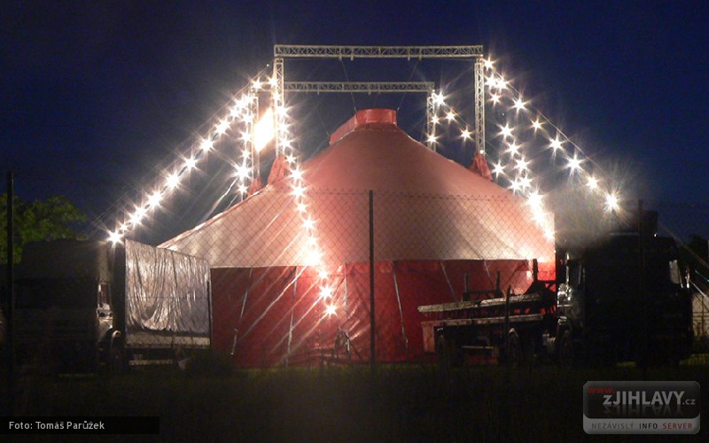 Noční cirkus nad tunelem