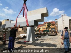 Usazení soch v parku Gustava Mahlera