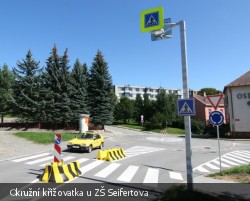 Křižovatka - kruhový objezd u ZŠ Seifertova