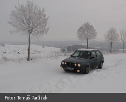 Foto zasněžené silnice s Golfem