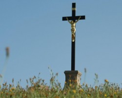 Opravený křížek na popravčím vrchu Skalka